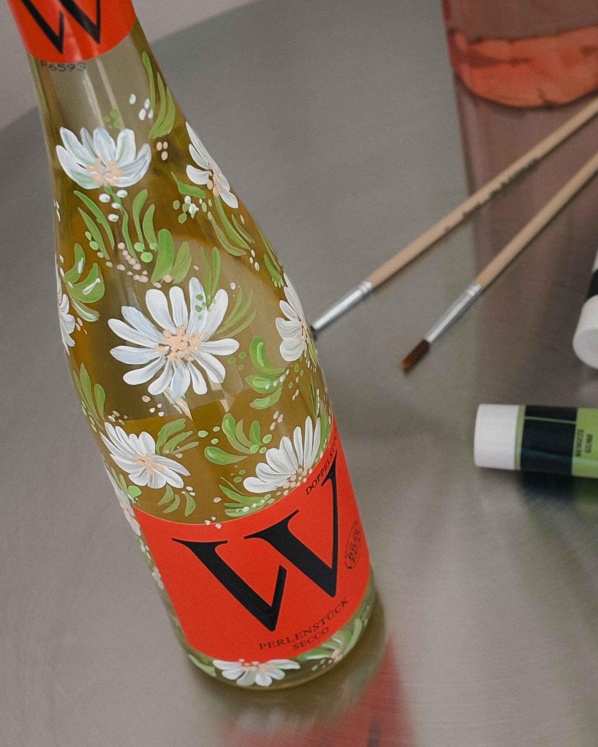 bemalte Secco Flasche als Muttertagsgeschenk