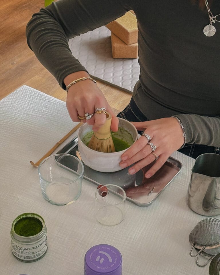 Szene aus Matcha Workshop, Person mixt Matcha in Schale