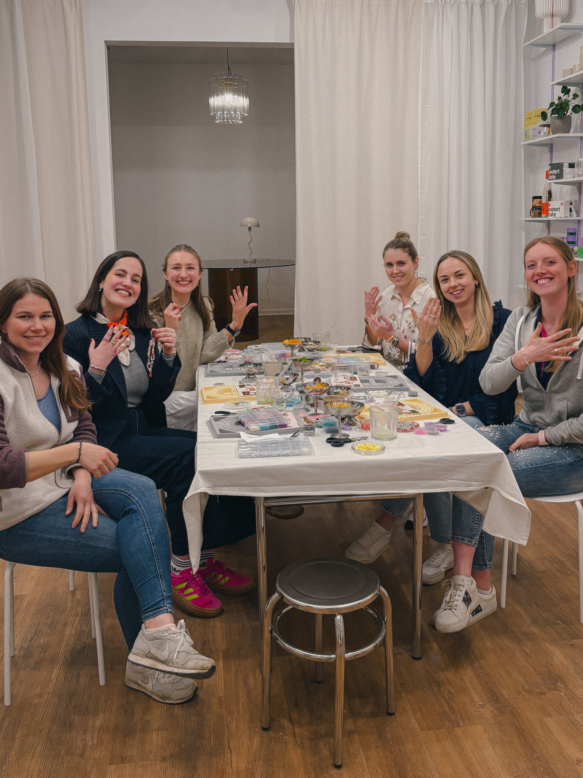 JGA Gruppe beim Perlenworkshop im kavé Atelier